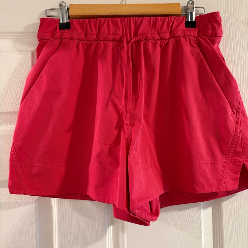 Women's Hot Pink Lululemon Elastic Waist Casual Shorts, size 8, 3 inch inseam